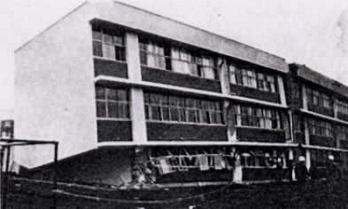 1968年5月の十勝沖地震で柱がせん断破壊され1階部分が押しつぶされた建物 1)