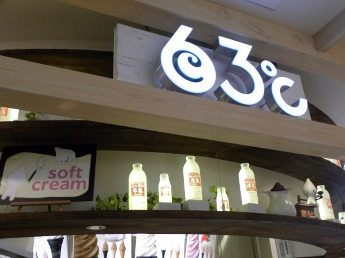 「東毛酪農63℃」のロゴマークと店内に飾られた牛乳