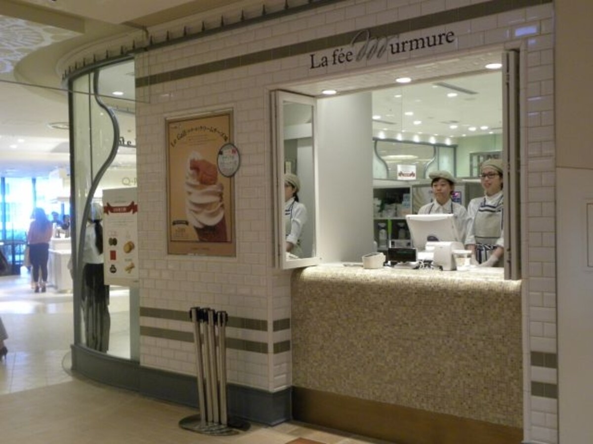 「La f?e murmure」の右手にあるスタンド