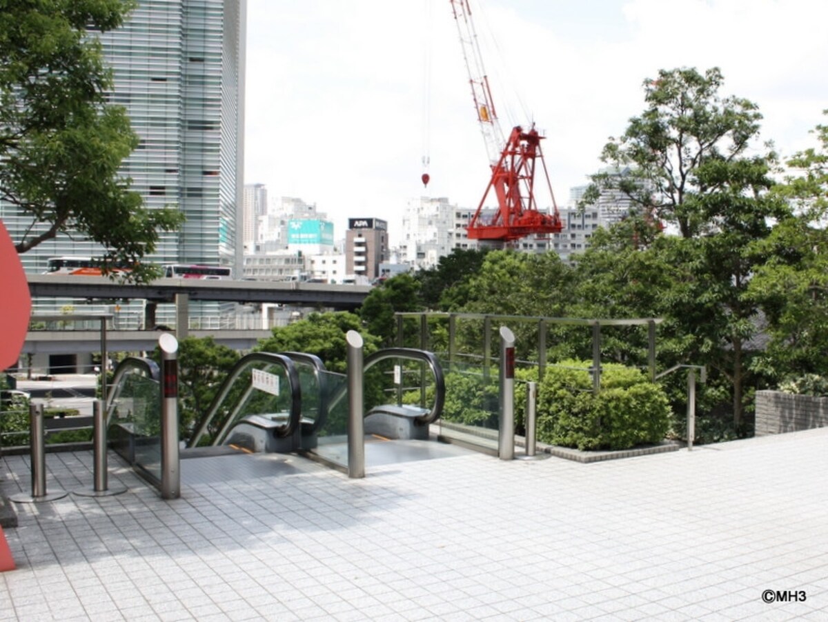 屋外エスカレーターで上がってところ。首都高と同じくらいの高さに。