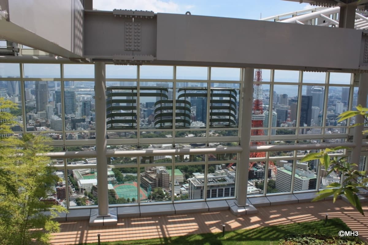 最上階から、さらに屋上専用のエレベーターでワンフロア上へ。扉を開けるとと、いきなりこの眺め！