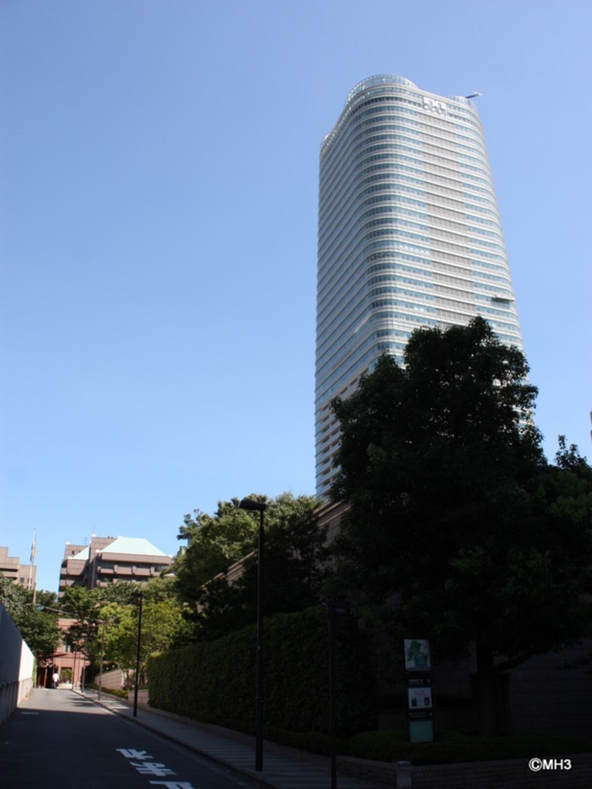 丸みを帯びた外観と波打った塔上部が特徴