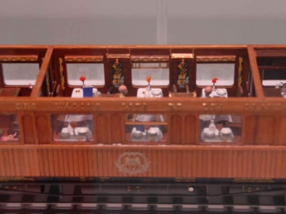 食堂車内部