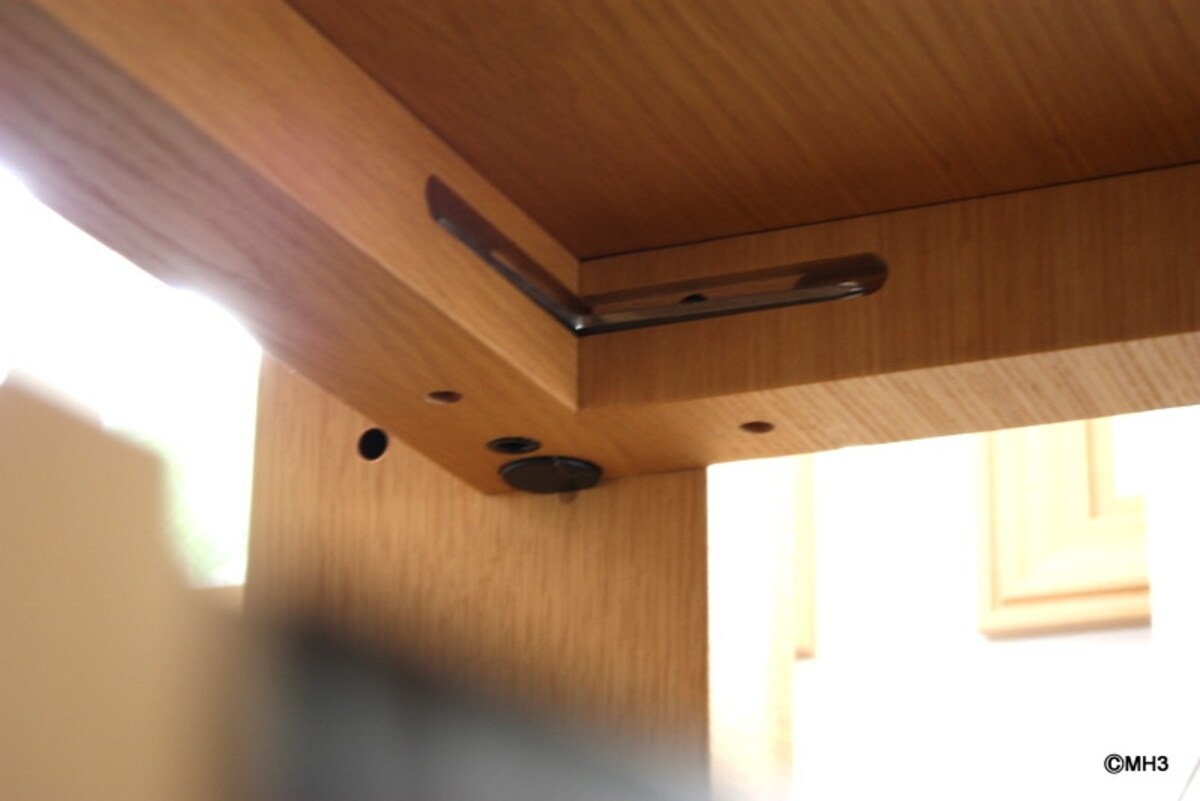 テーブルの裏に専用の六角レンチが仕舞ってある