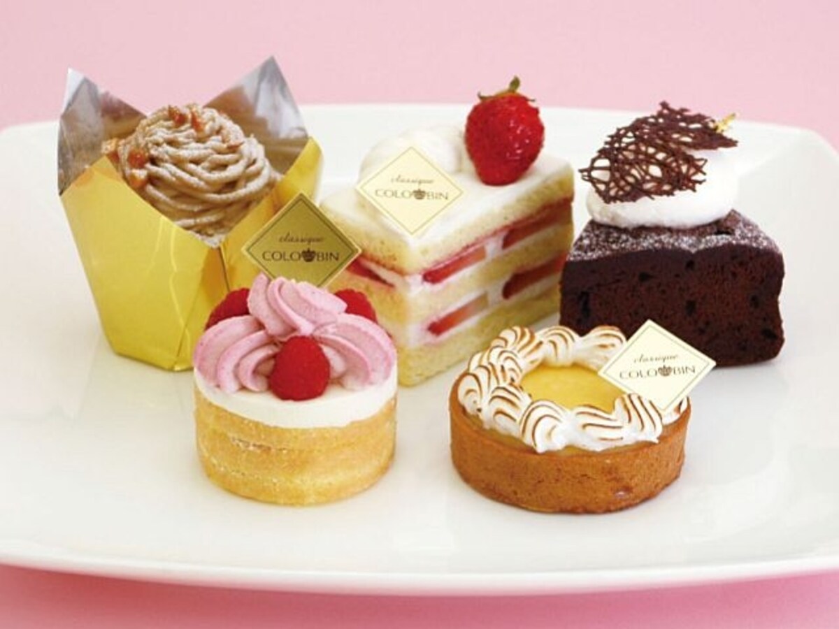 「クラシック コロンバン」のプティガトー達。「想い出のモンブラン」から右回りに「苺のショートケーキ」（546円）、「クラシックショコラ」（472円）、「瀬戸内レモンのタルト」（441円）、「木いちごのシャルロット」（472円）