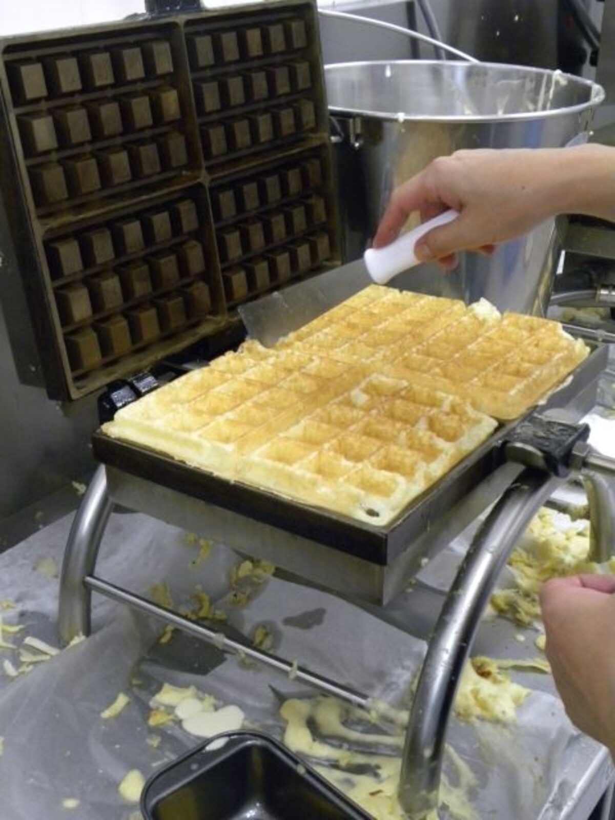 ラボで焼き上げられる「メゾン　ダンドワ」の「ブリュッセルワッフル」