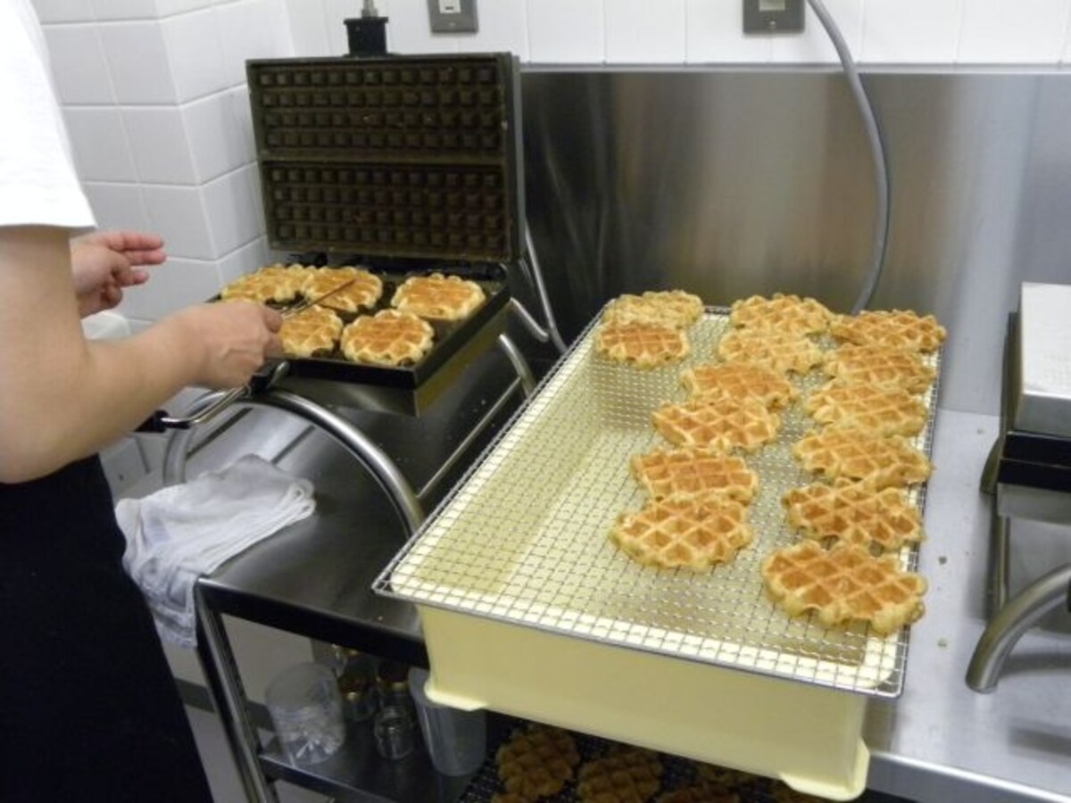 ラボで焼き上げられる「メゾン　ダンドワ」の「リエージュワッフル」