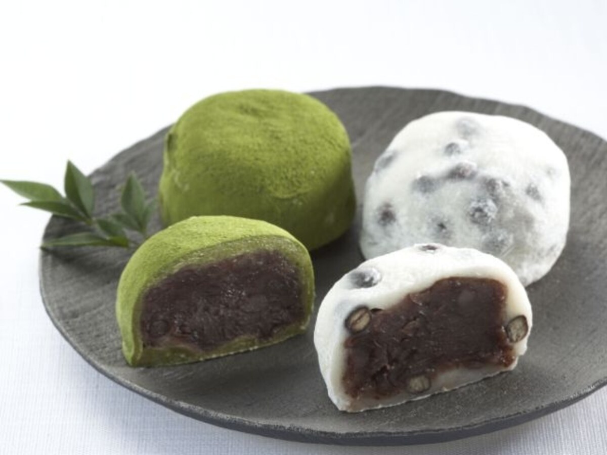 「上野　岡埜栄泉総本家」の「豆大福」と大丸限定「抹茶大福」（各220円）