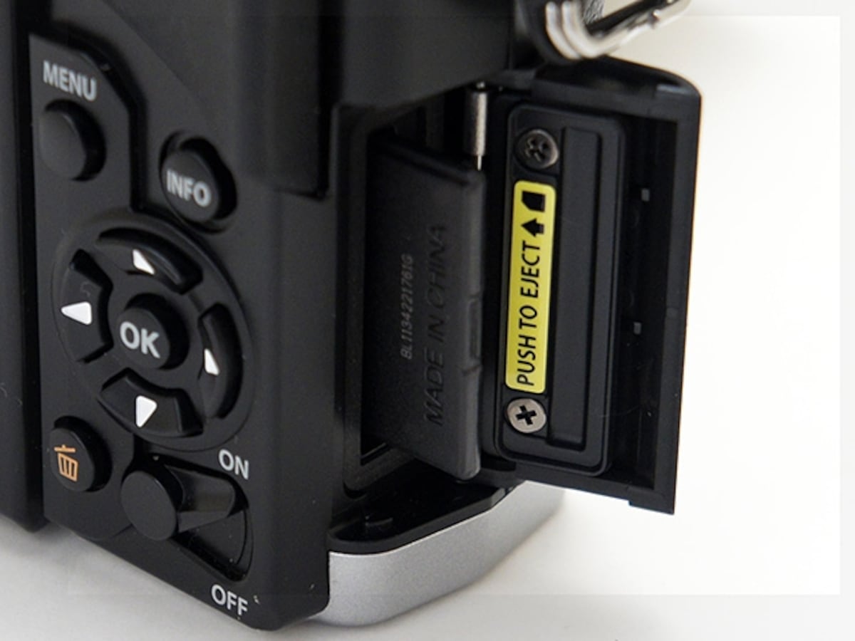 OM-D E-M5 SDカードスロット