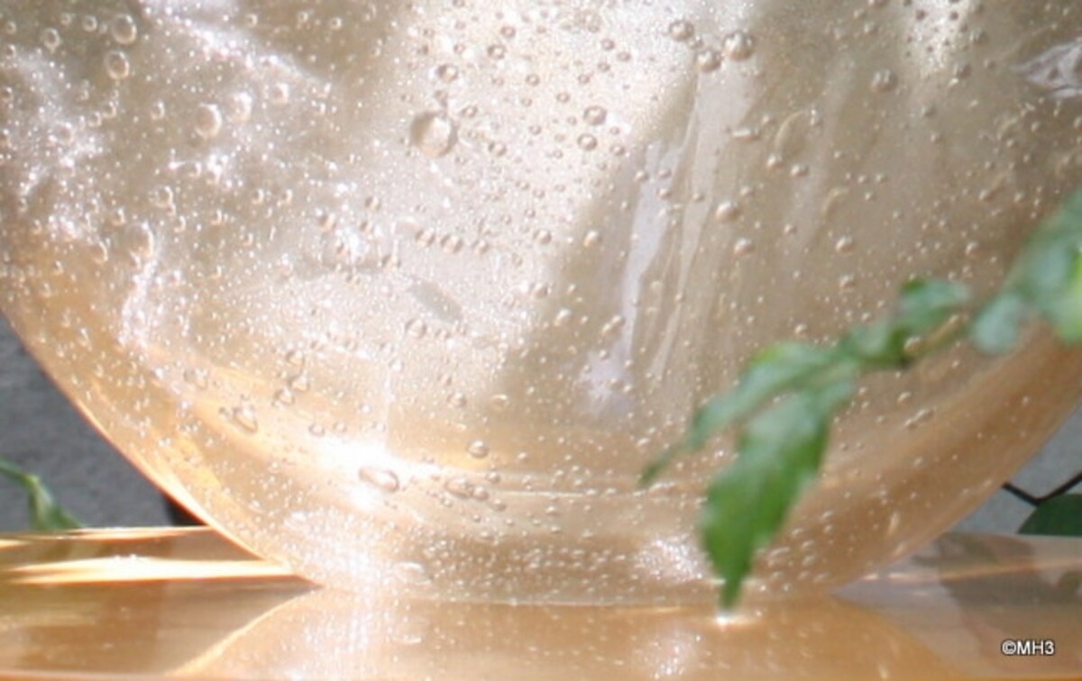 直接光をあてると、気泡が宝石のように煌めく
