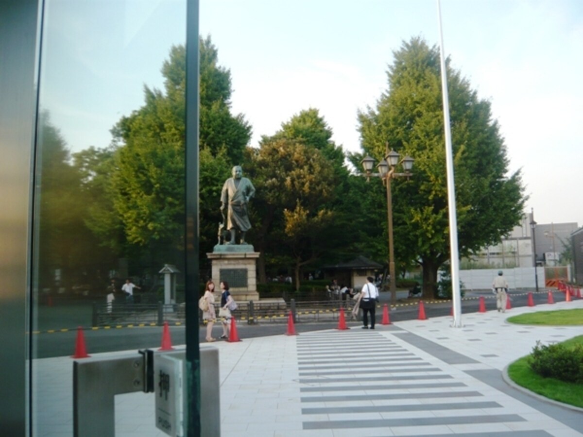 屋上テラスの西郷像