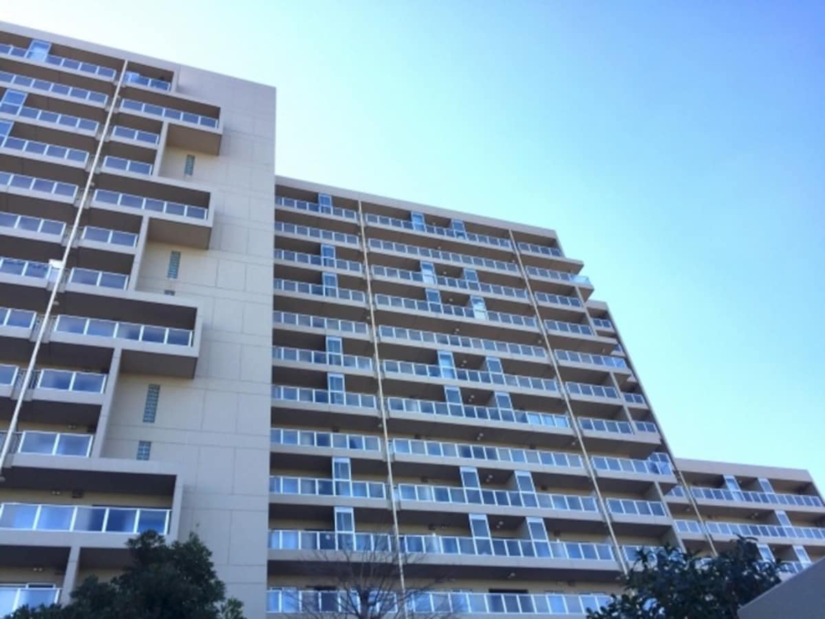 住棟が少しずつずれて接続している雁行（がんこう）配置のマンションは、広い敷地にゆったり建てられるケースが多い（写真はイメージ）