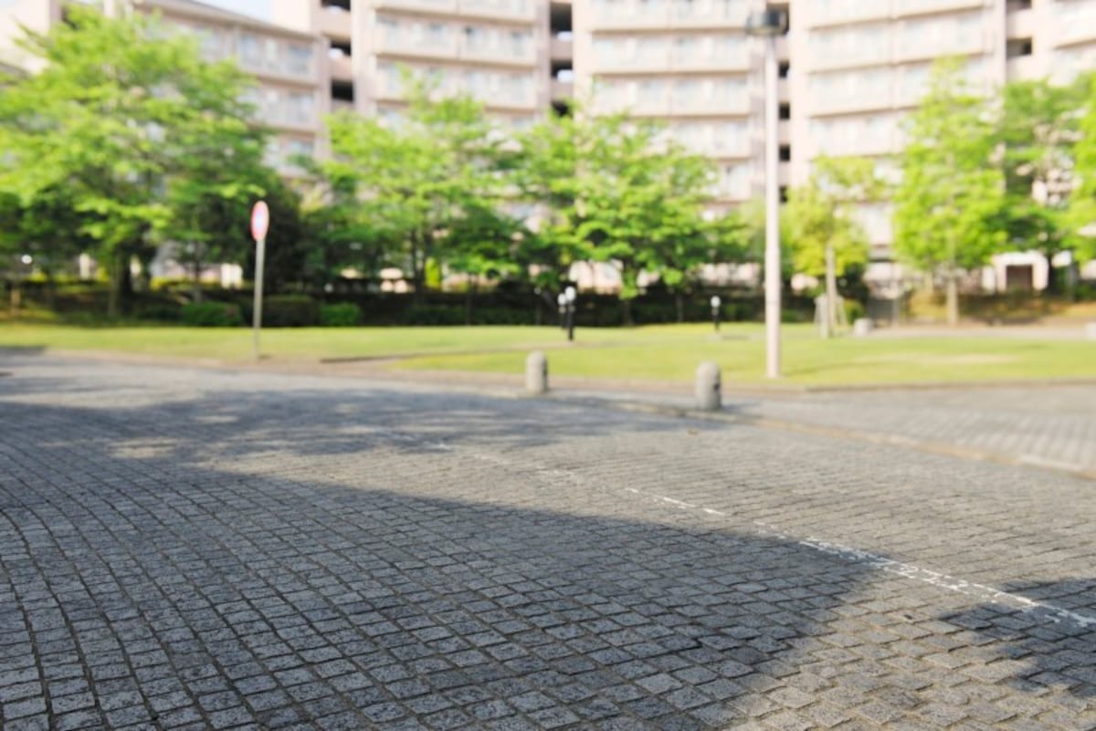 少しずつ角度を変えた建物がつながって配置されているマンション（イメージ）