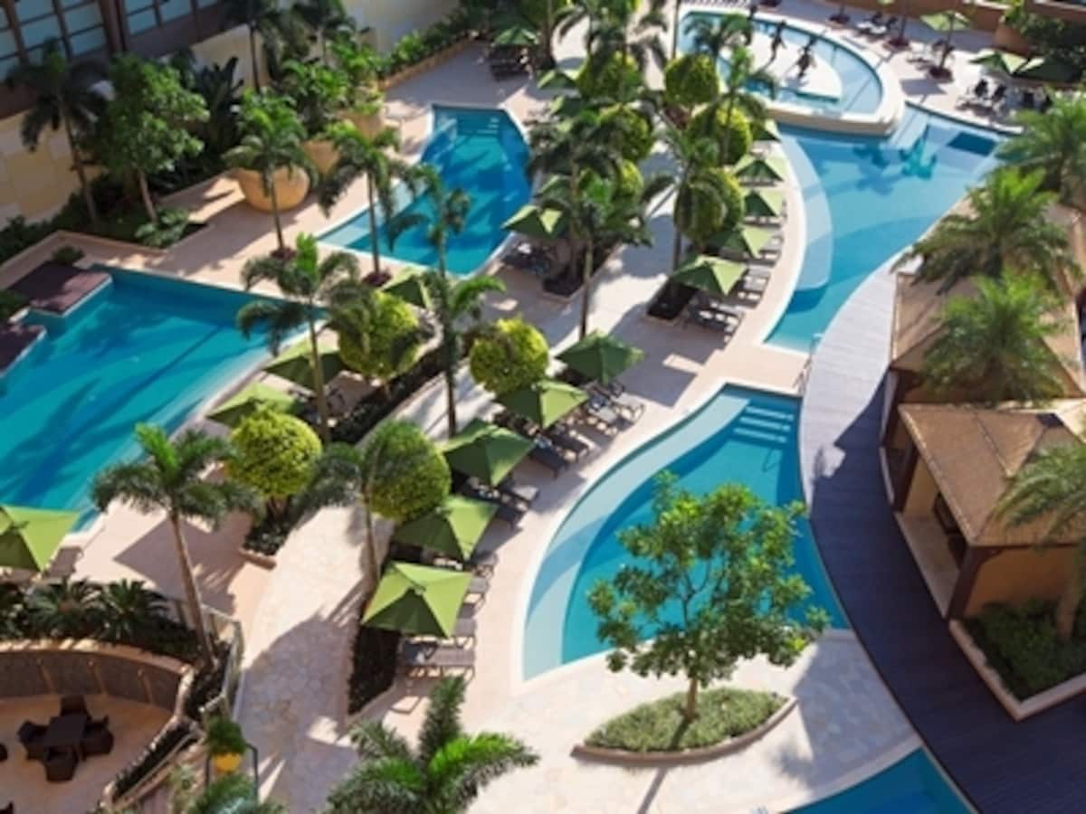 屋外プールは4階と8階にある (c) Sheraton Macao Hotel
