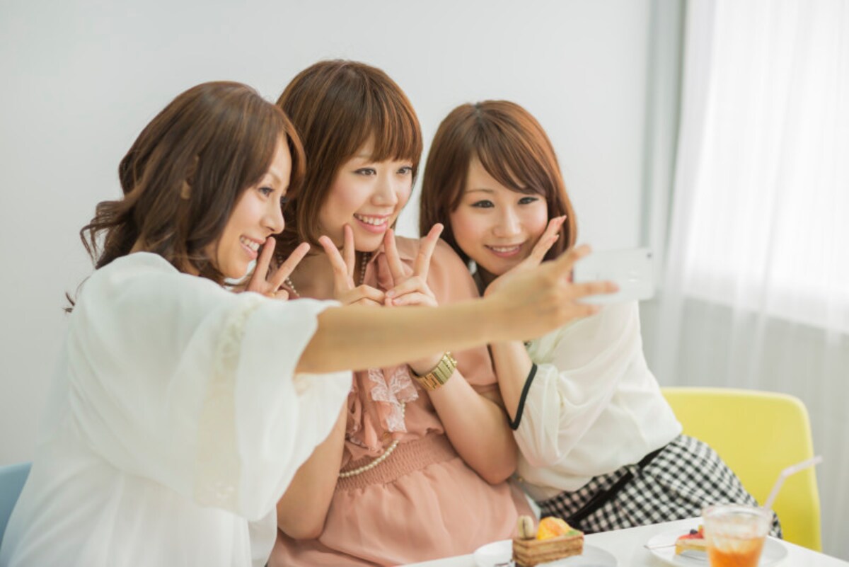 写真を撮る女性たち