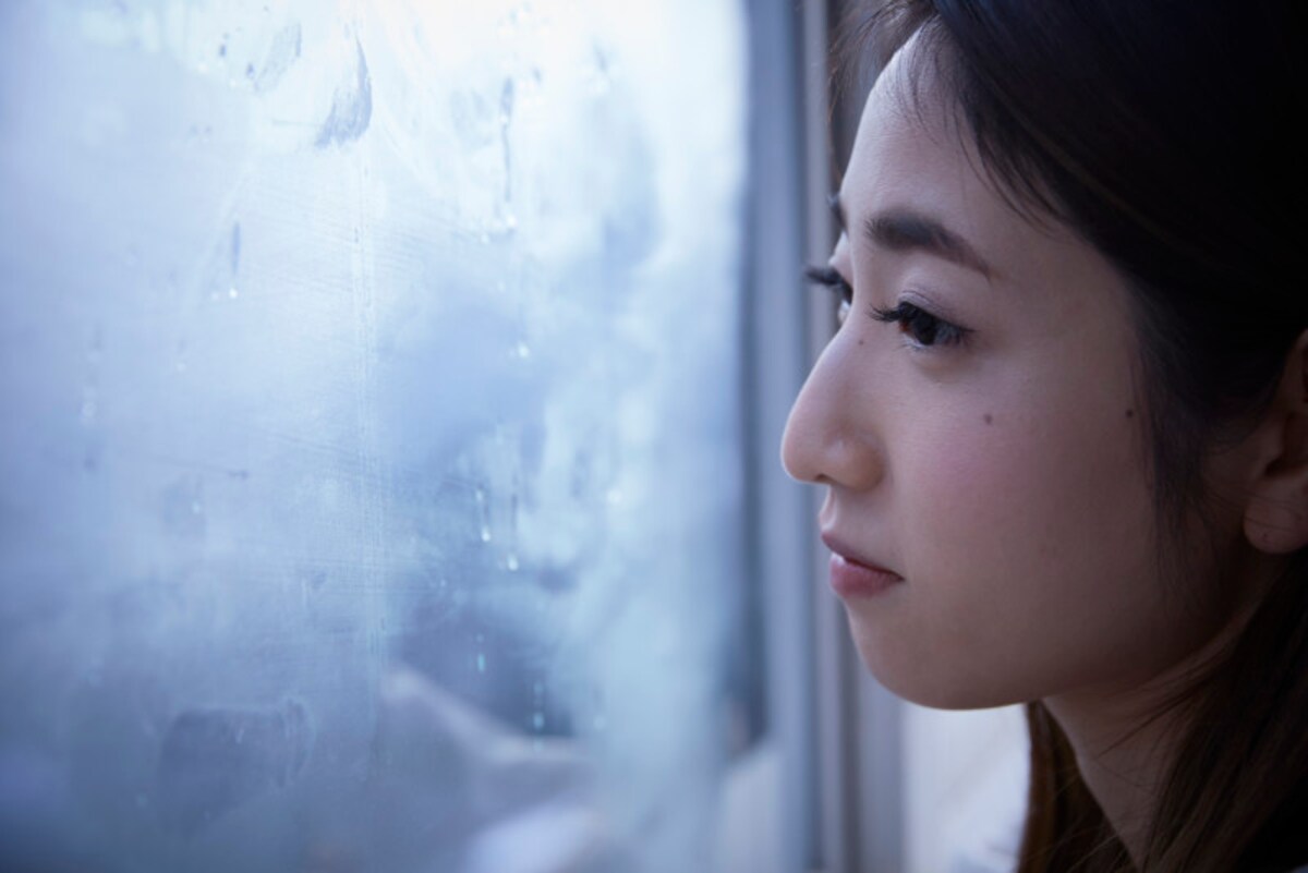 窓の外を見る女性