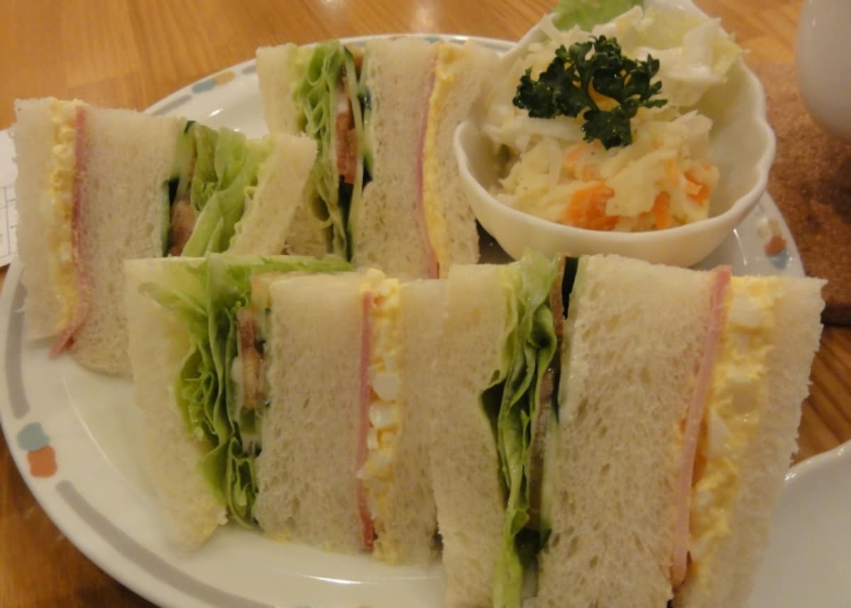 紅茶専門の喫茶店「ティーハウスタカノ」のランチのミックスサンドにポテトサラダ