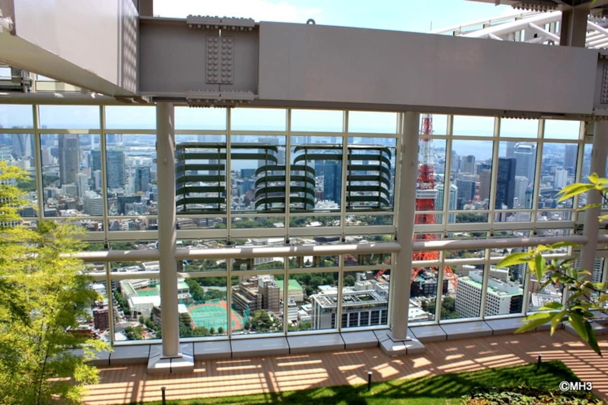「アークヒルズ仙石山森タワー」のスカイデッキ。扉を開けて、目に飛び込んでくるのは眼下に広がる東京の景色。