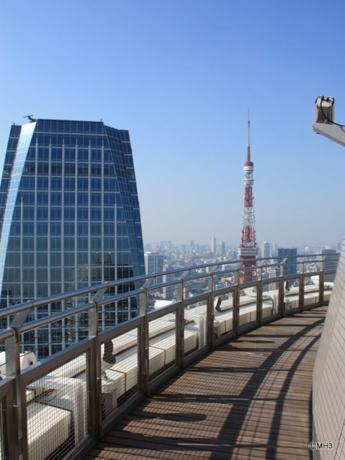 これまで見たなかで、もっとも緊張感のあった「愛宕グリーンヒルズフォレストタワー」のスカイデッキ。ほぼ360度のパノラマを独り占めできるが、手すりは腰ほどの高さしかない。
