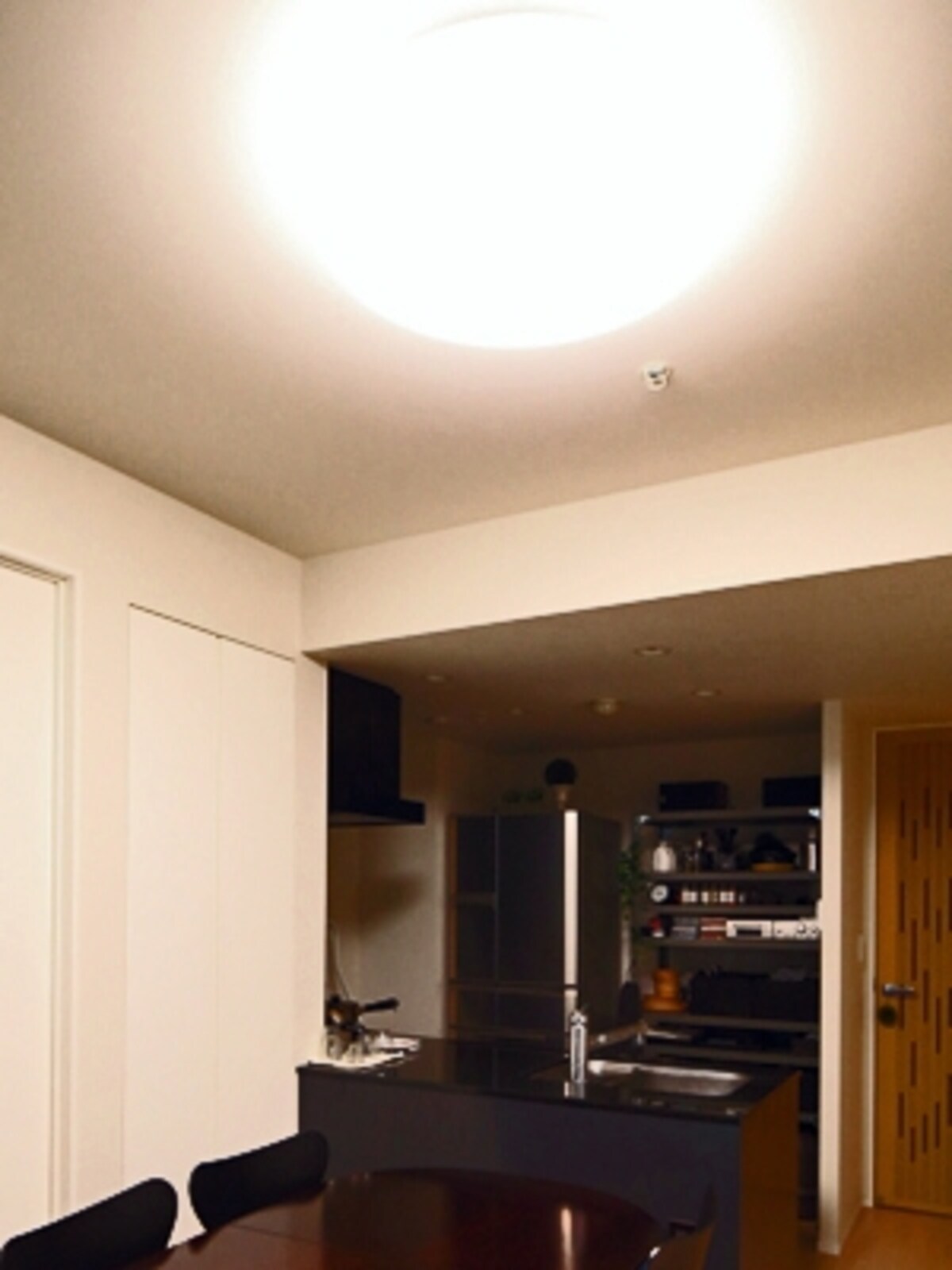 LED照明器具の調色機能で赤みのある光にした状態（画像をクリックすると拡大されます）