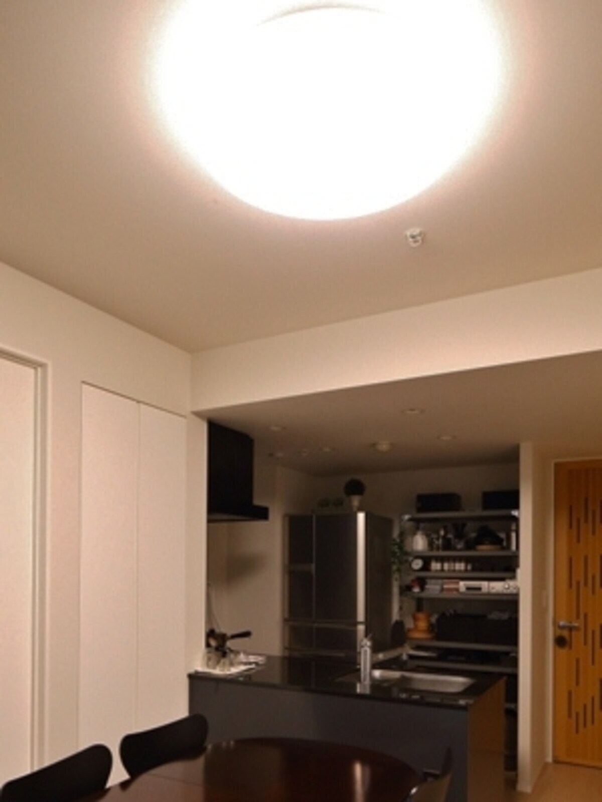 LED照明器具の調色機能で赤みのある光にした状態（画像をクリックすると拡大されます）