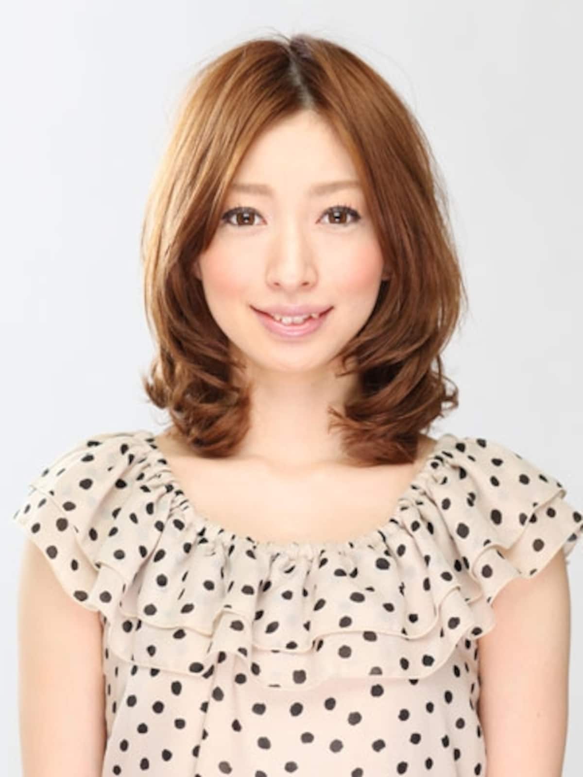 顔周りを包み込む小顔セミロング