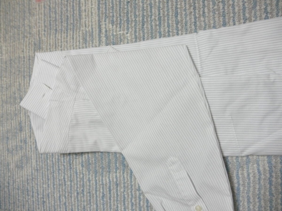 袖を丁寧に折り返す
