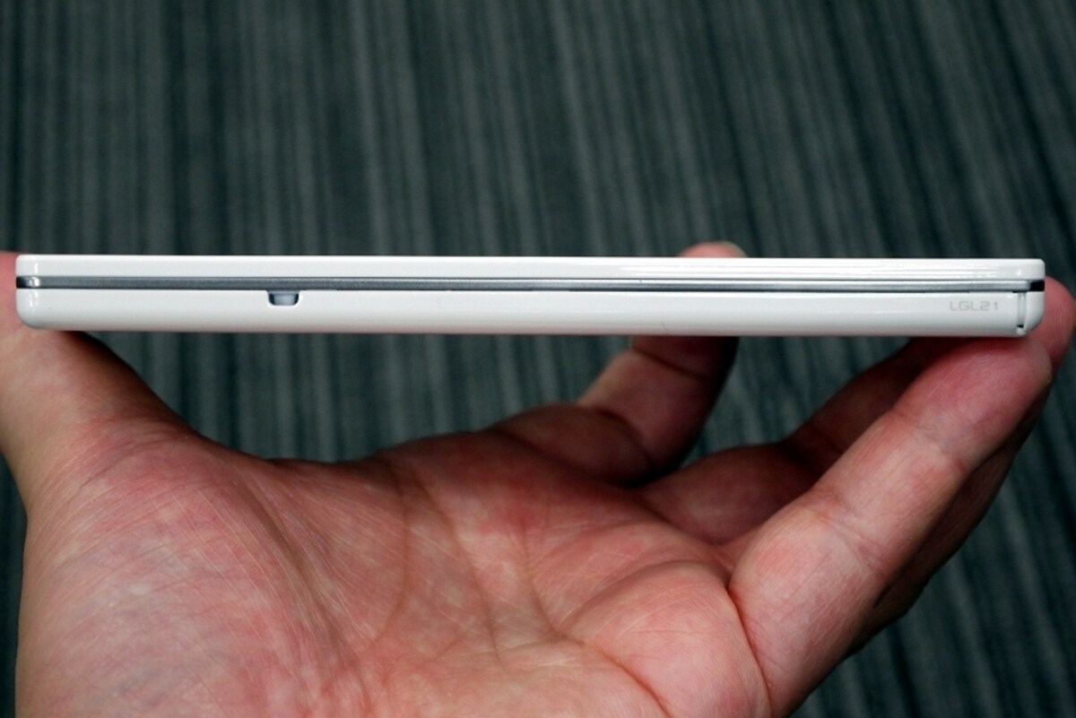 センターのメタルラインがシャープなOptimus G LGL21