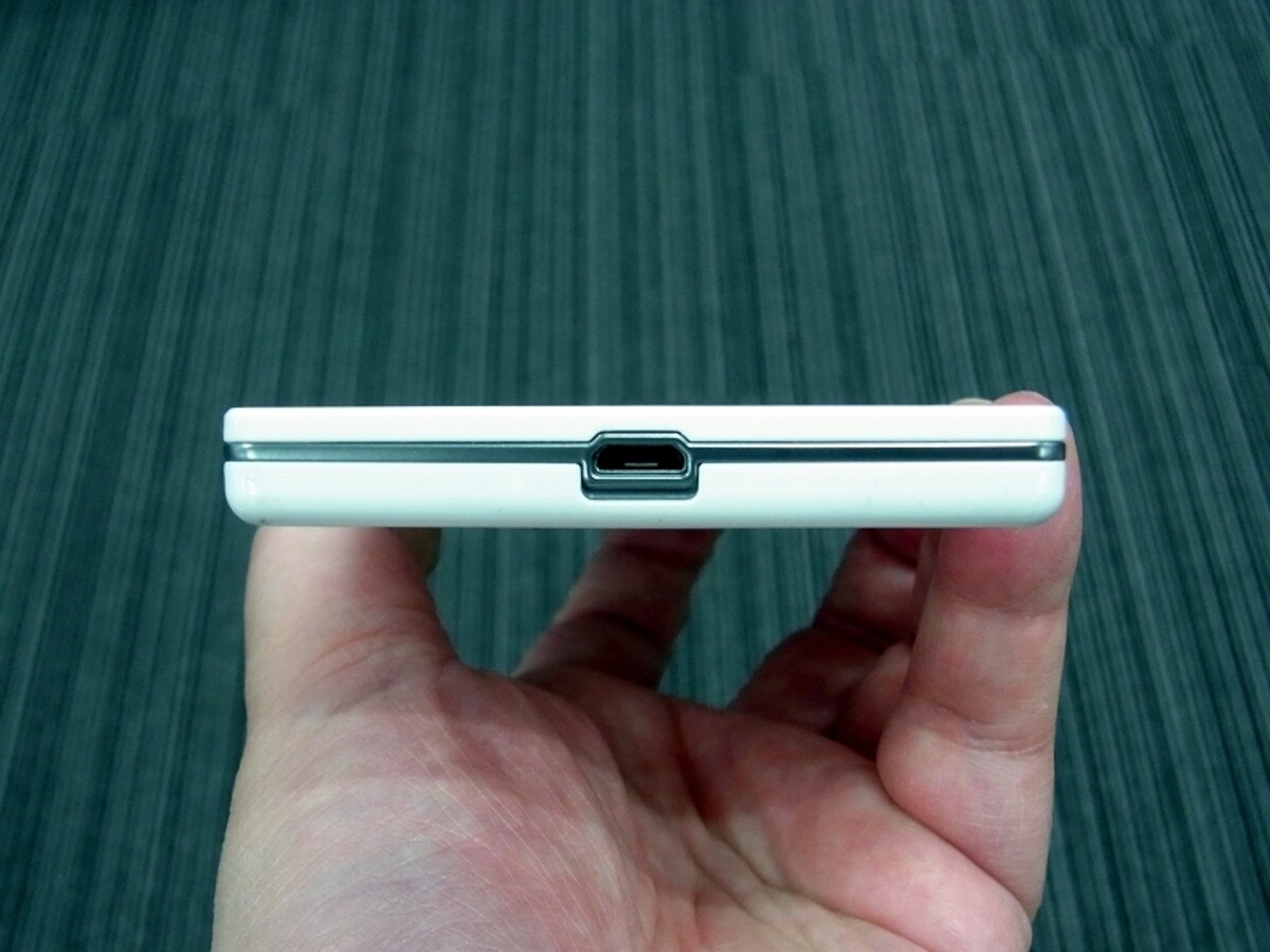 中央にmicroUSB端子を備える