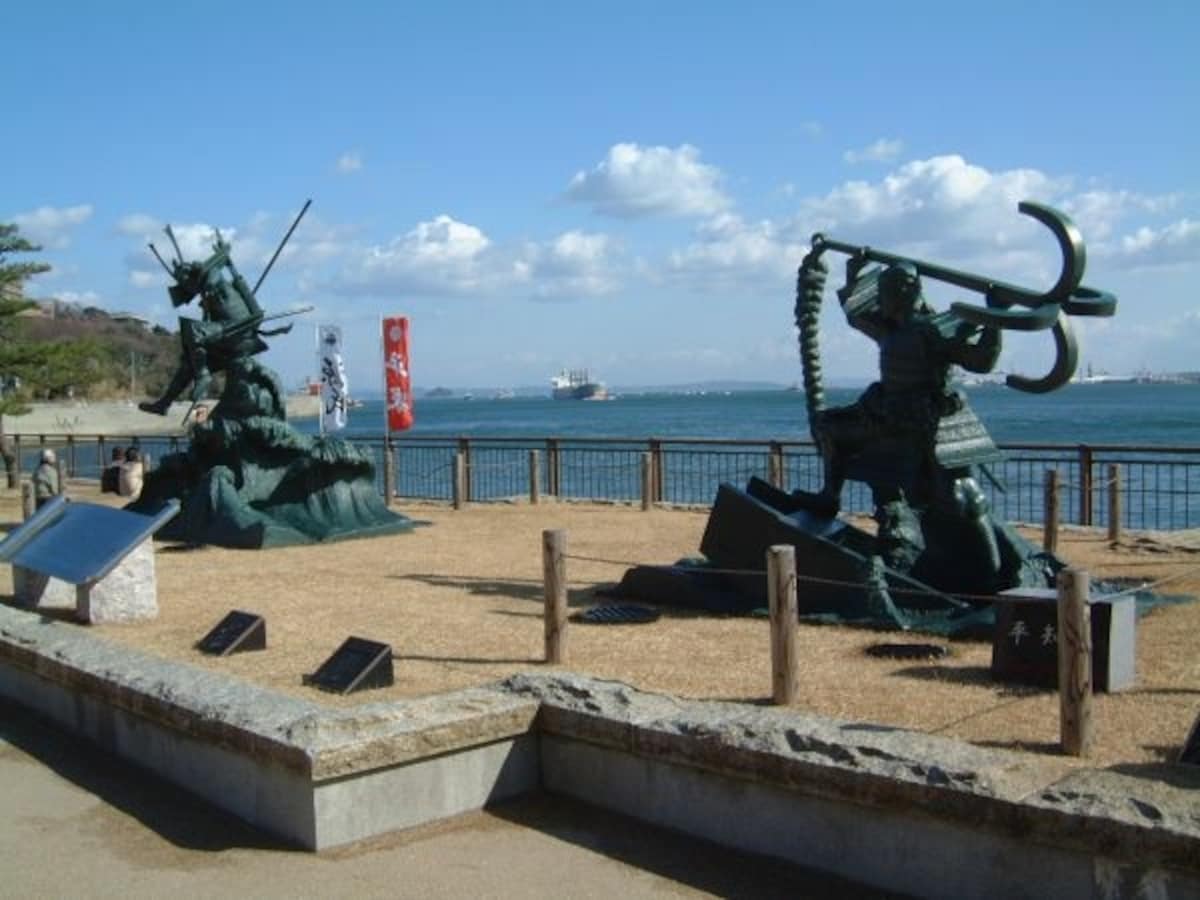 壇ノ浦古戦場/源義経の八艘飛び(はっそうとび)、平知盛の錨潜(いかりかづき)の銅像