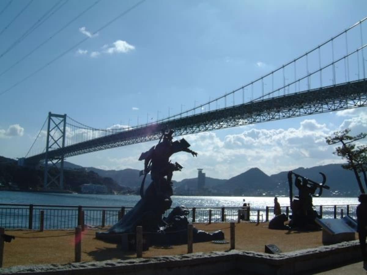 源義経、平知盛の銅像と関門橋