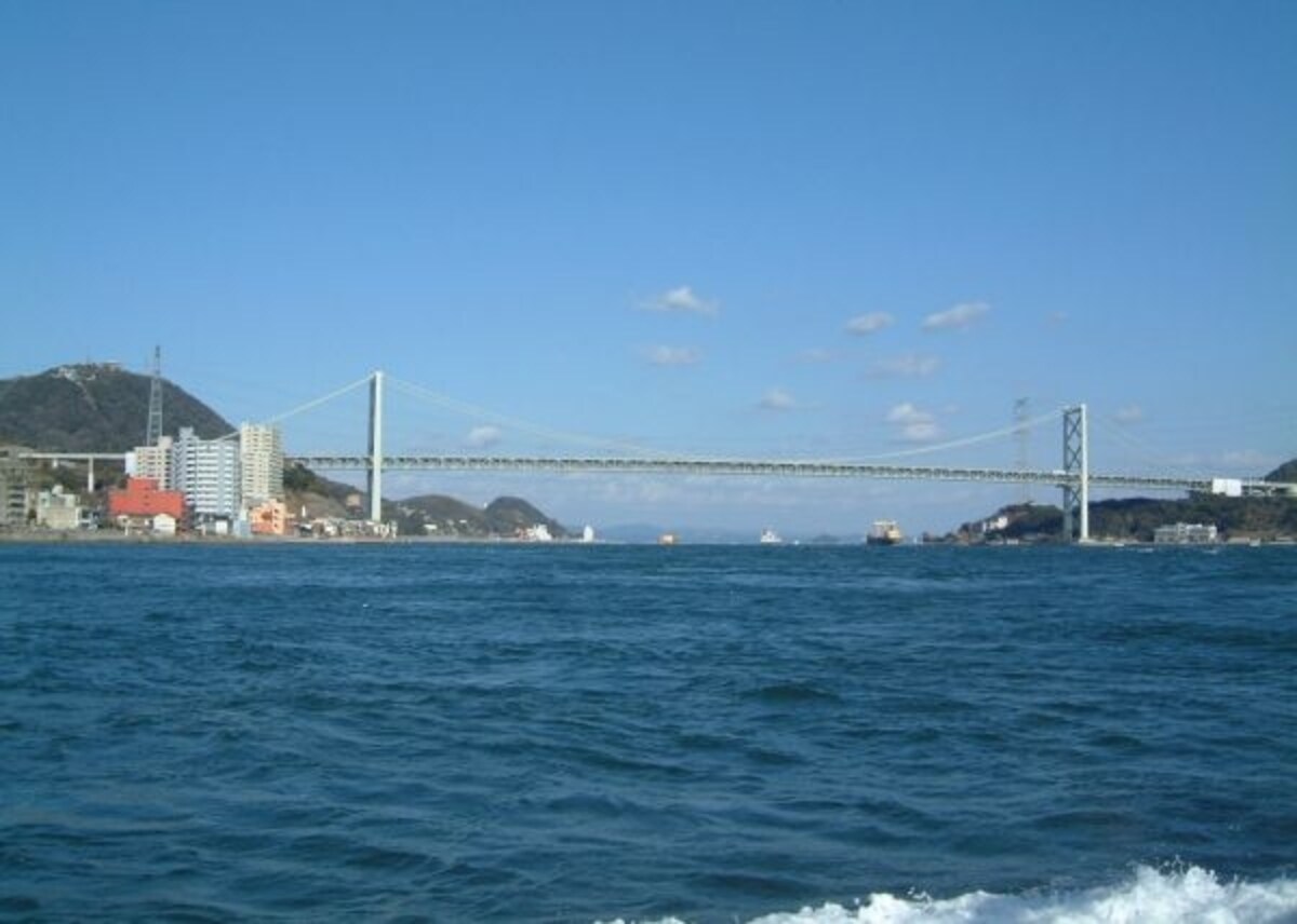 関門海峡より望む関門橋。関門橋の奥に壇ノ浦がある