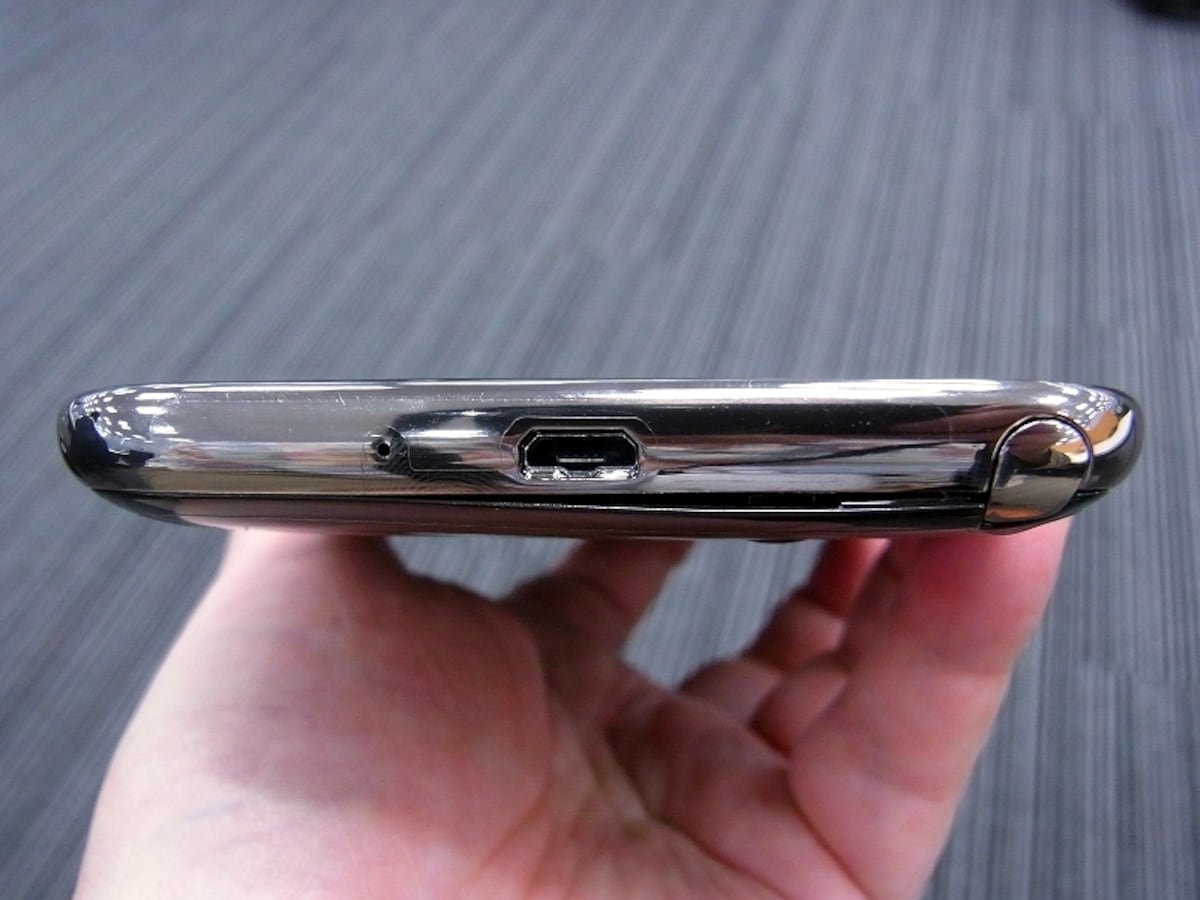 底面のmicroUSB端子と新型ペン