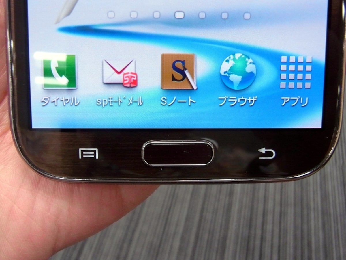 操作キーは前機種GALAXY Note SC-05Dと同じ構成となっている