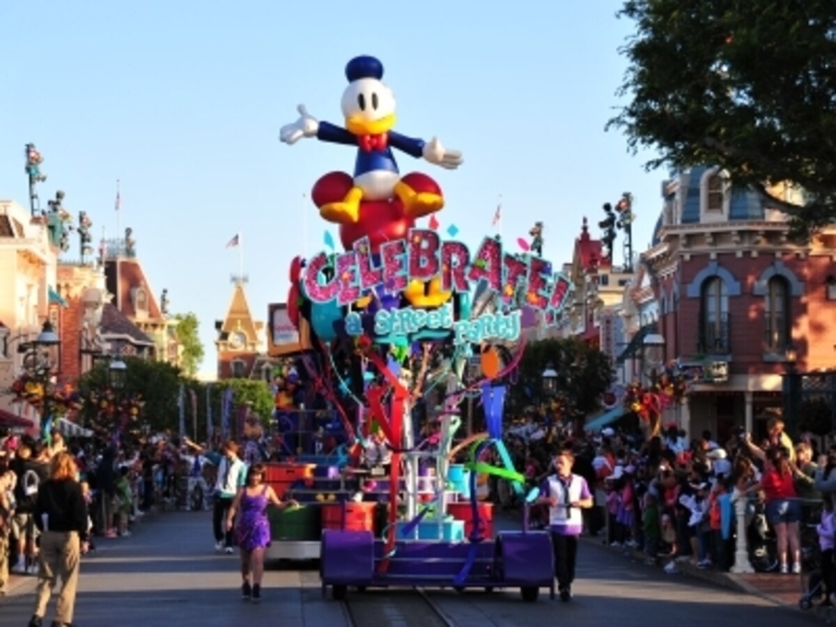 ディズニーランドで見逃せないのは、1日数回行われているパレード