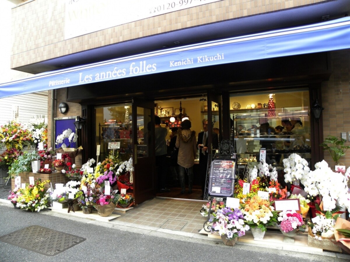 オープニング当初、沢山の花が並んだ「パティスリー レザネフォール」
