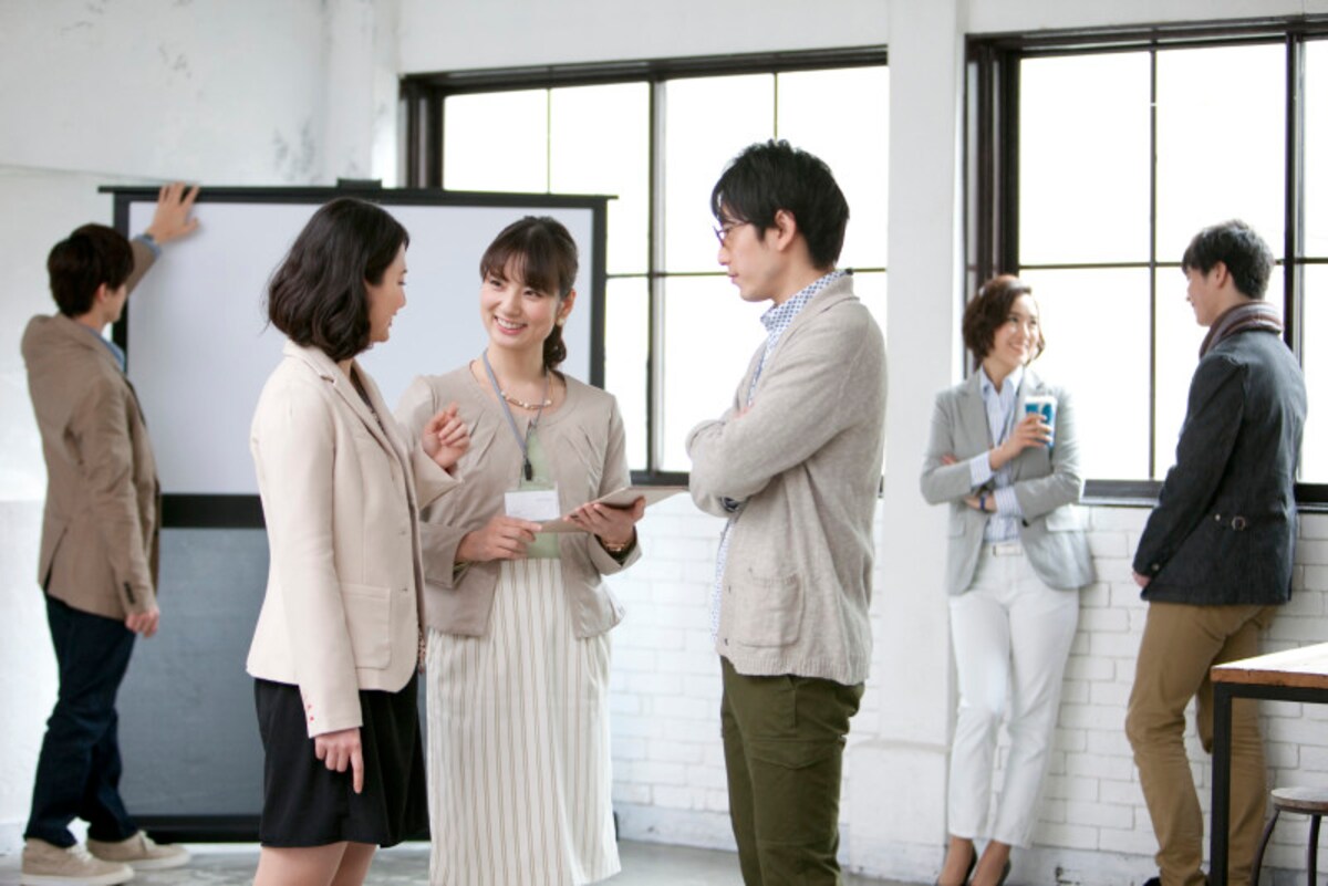 社内談笑するビジネス男女