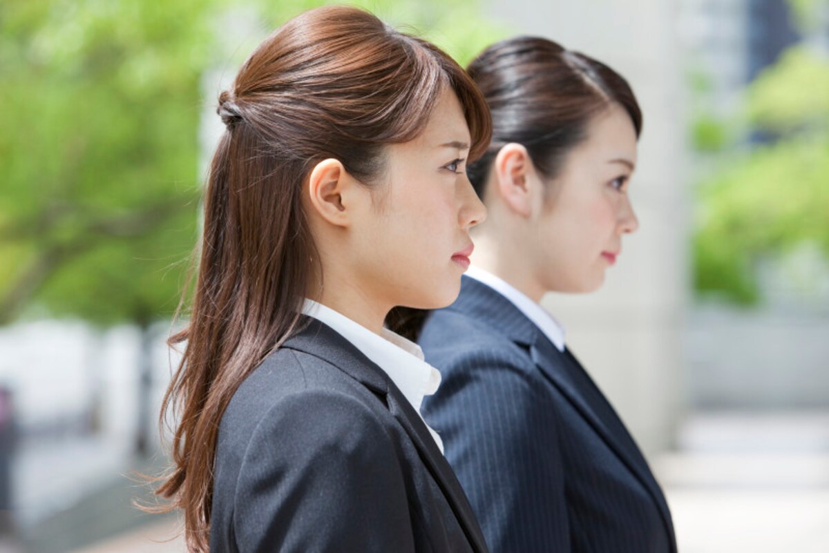 まっすぐに立つ二人のビジネスウーマン