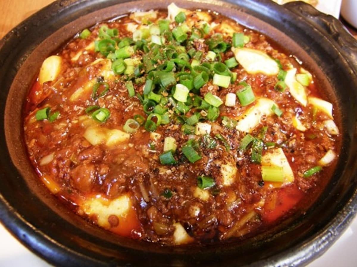 熱々で提供される土鍋麻婆豆腐