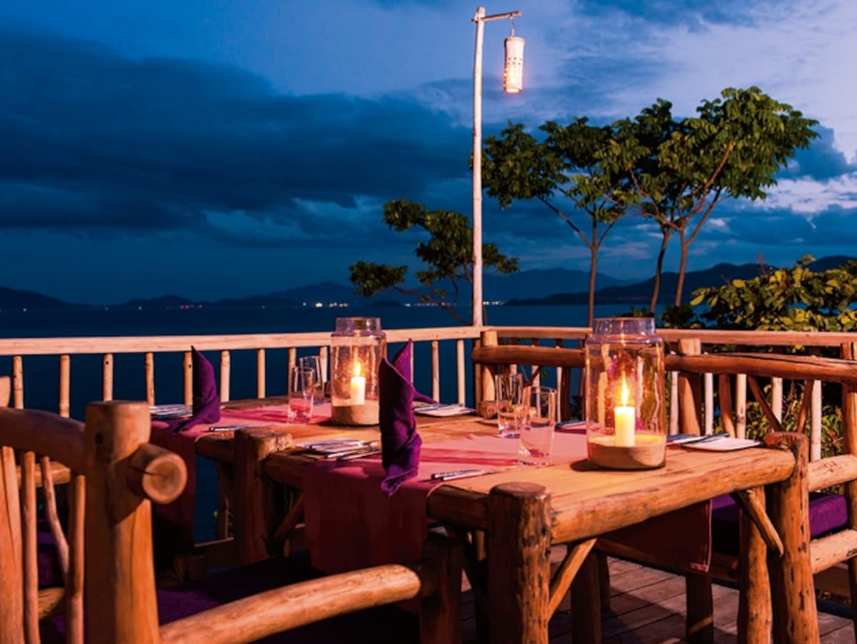 岩山の上にある「Dining by the Rocks」。階段を登るのは 大変だけど、ここからの眺めは最高。ロマンティックディナー にもお勧めです。 