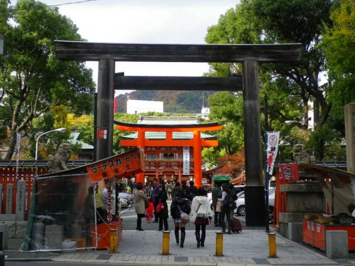 石鳥居をくぐると赤い鳥居がお出迎え