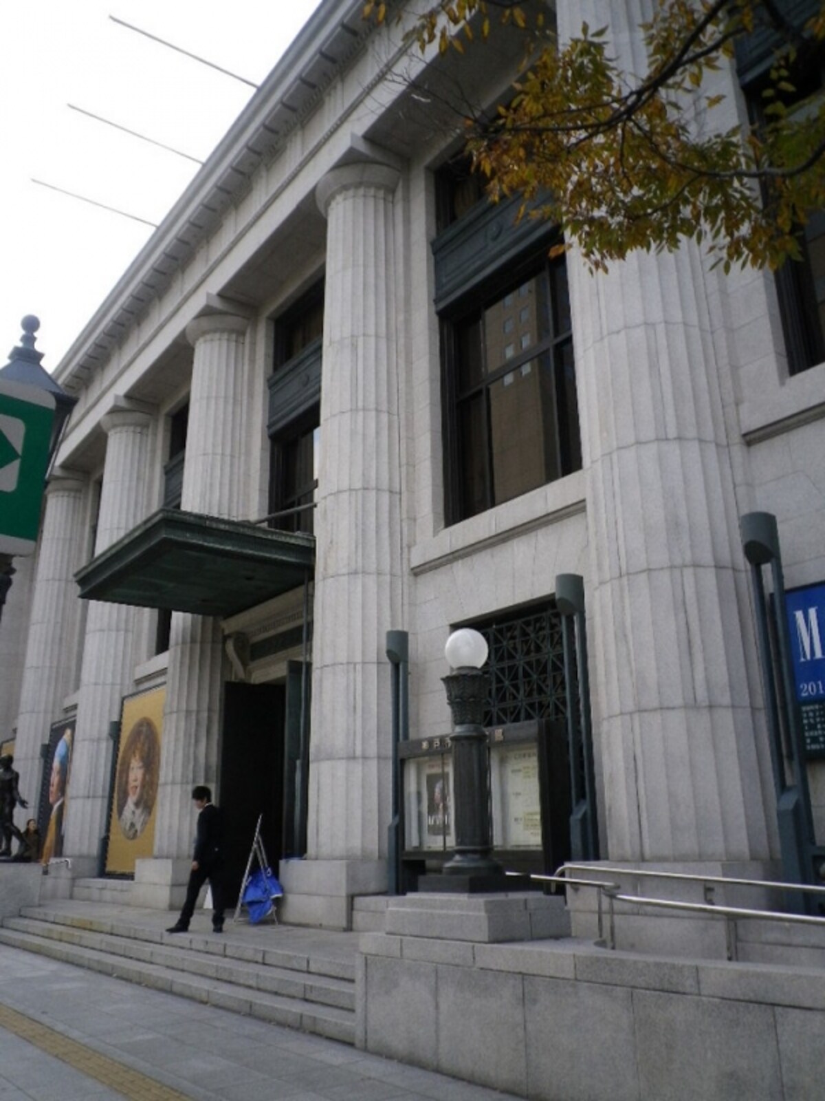 銀行の支店だった重厚な建物自体も文化庁の登録文化財に指定されています