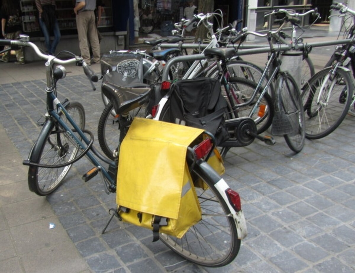 自転車の後輪の荷台に取り付けて使う