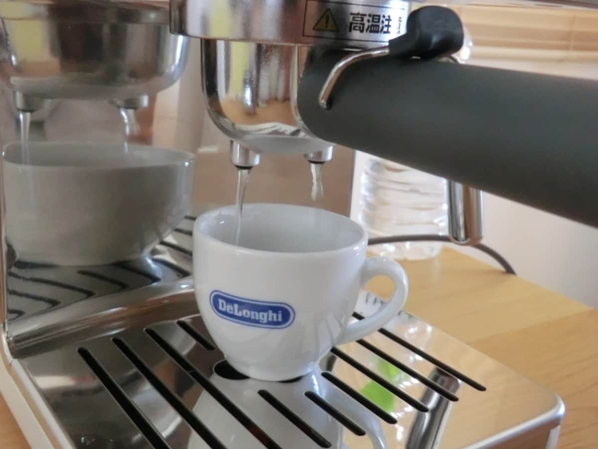 カップにお湯を入れて温めましょう