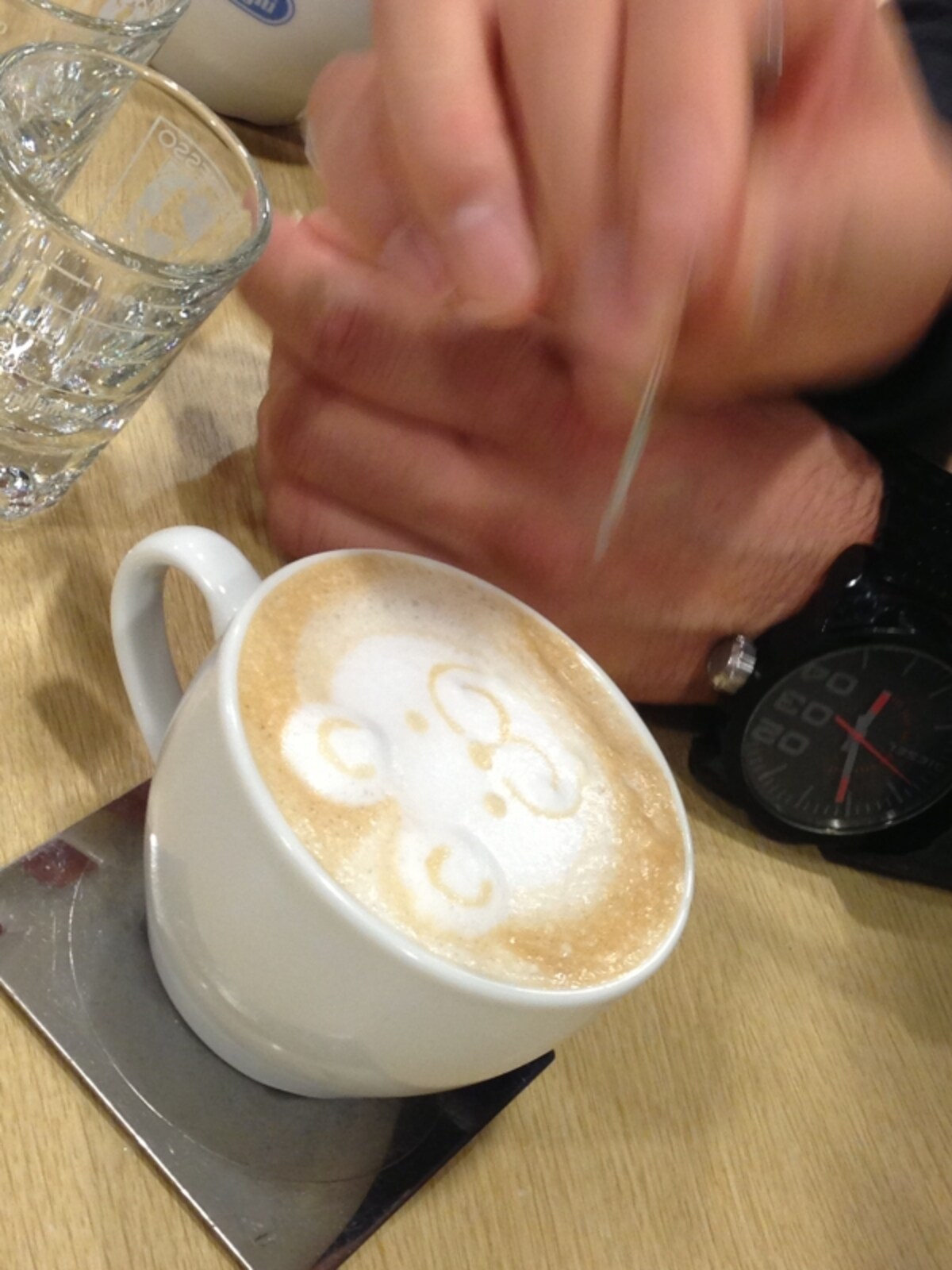 バリスタの先生はこういったラテアートを簡単に描いてしまう