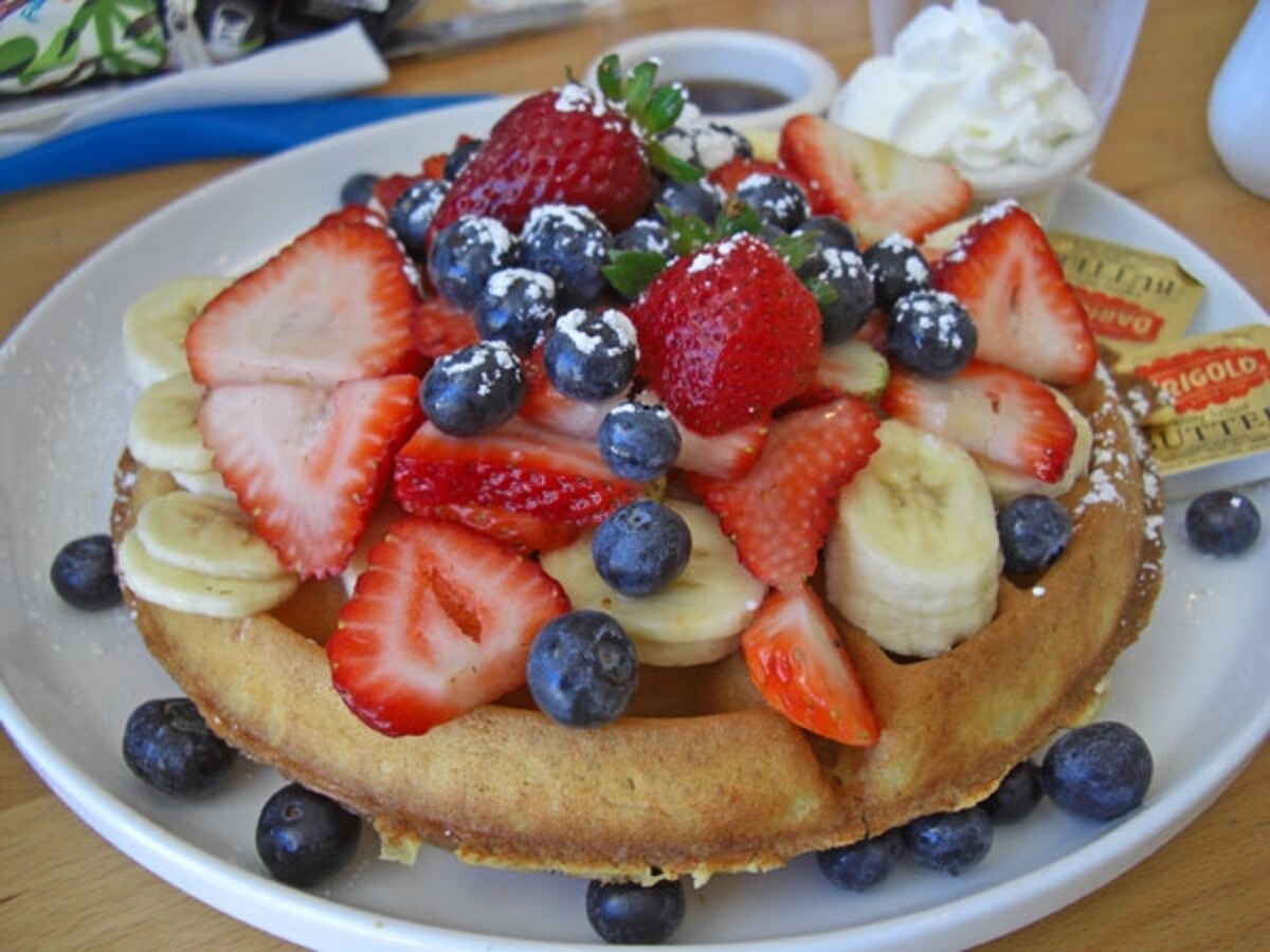 パンケーキはもちろん、サクサク軽い食感のワッフルも美味しい。こちらも好きなフルーツをトッピングして