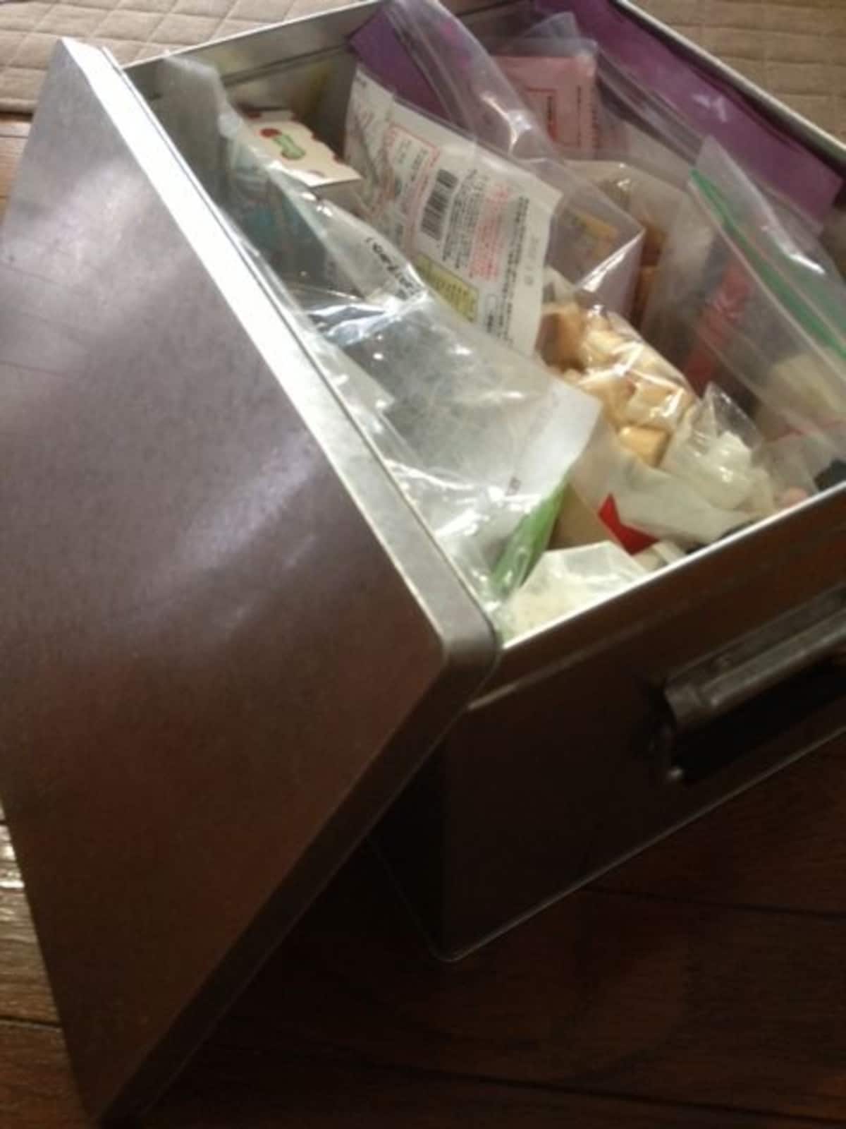 トタン製のフタ付きボックス　