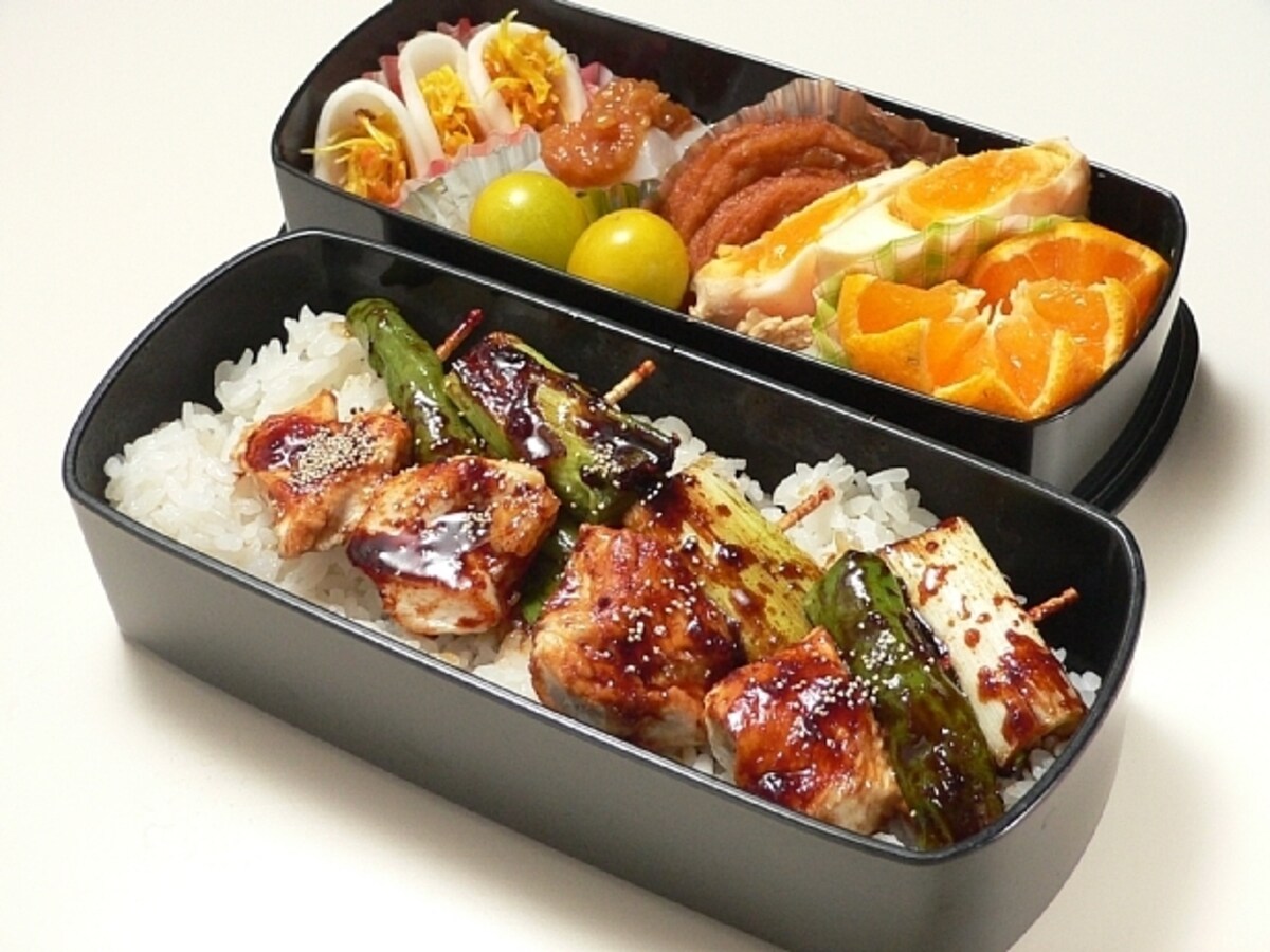 お手軽で豪華！焼き鳥のせ弁当