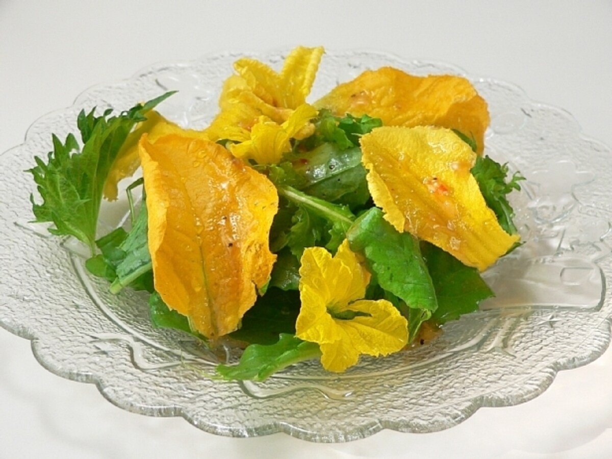 家庭菜園で摘んだ野菜の花のサラダ　