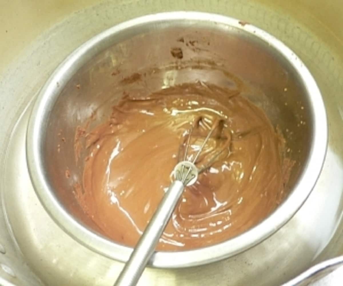 板チョコを湯煎にかけて溶かす
